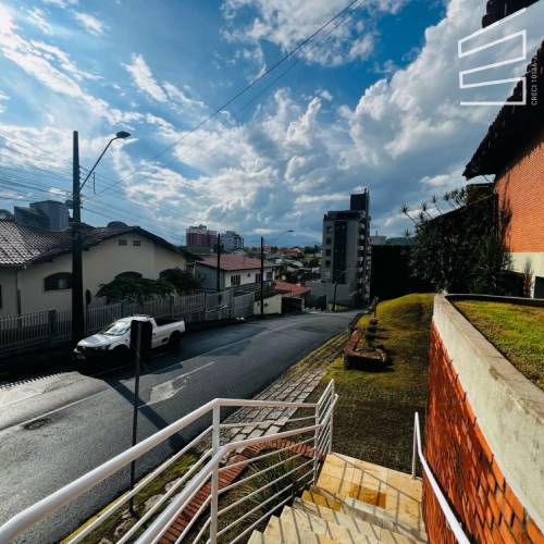 CASA COMERCIAL  NO BAIRRO CENTRO