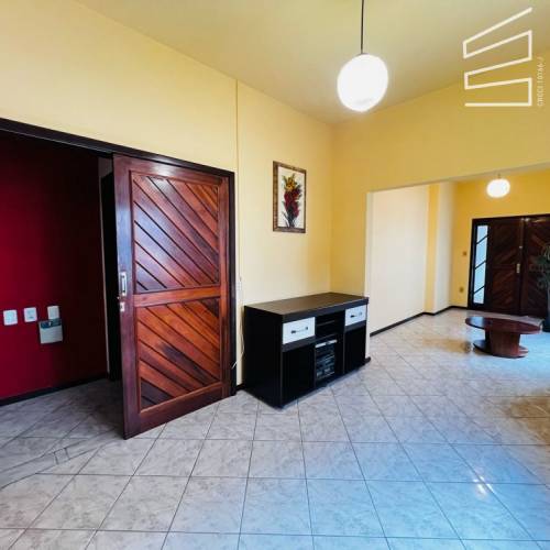 CASA COMERCIAL NO BAIRRO CENTRO 
