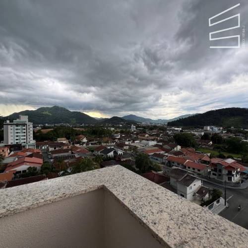 Cobertura Duplex no Bairro Barra do Rio Cerro