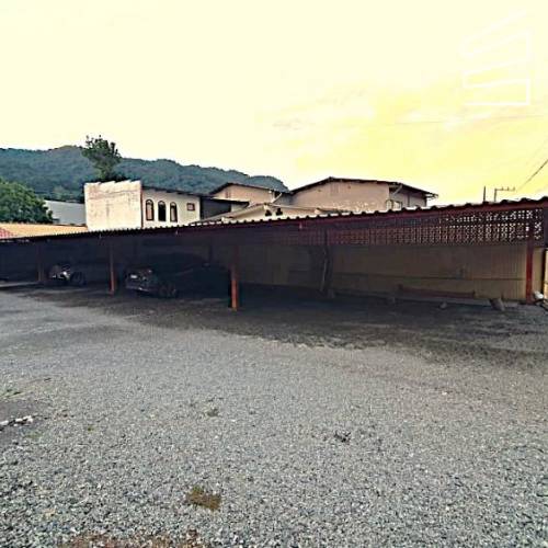 Terreno com espa�o coberto